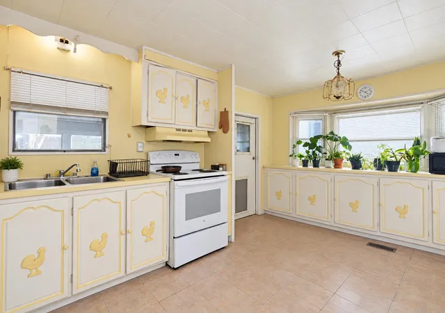 Photo 2 of Manufactured home for sale at 10 Bonny St, Nashua, NH 03062 | MLS# 5116286 | Listing updated on 2026-10-30