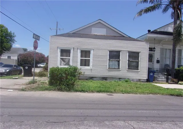 Photo 1 of Single family home for sale at 3729 Annunciation St, New Orleans, LA 70115 | MLS# 2354670 | Listing updated on 2025-12-31