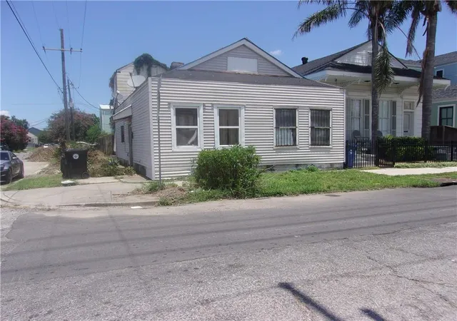 Photo 2 of Single family home for sale at 3729 Annunciation St, New Orleans, LA 70115 | MLS# 2354670 | Listing updated on 2025-12-31