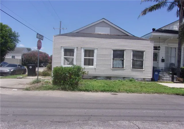 Photo 3 of Single family home for sale at 3729 Annunciation St, New Orleans, LA 70115 | MLS# 2354670 | Listing updated on 2025-12-31