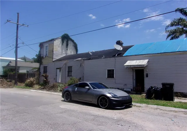 Photo 3 of Single family home for sale at 3729 Annunciation St, New Orleans, LA 70115 | MLS# 2354670 | Listing updated on 2025-12-31