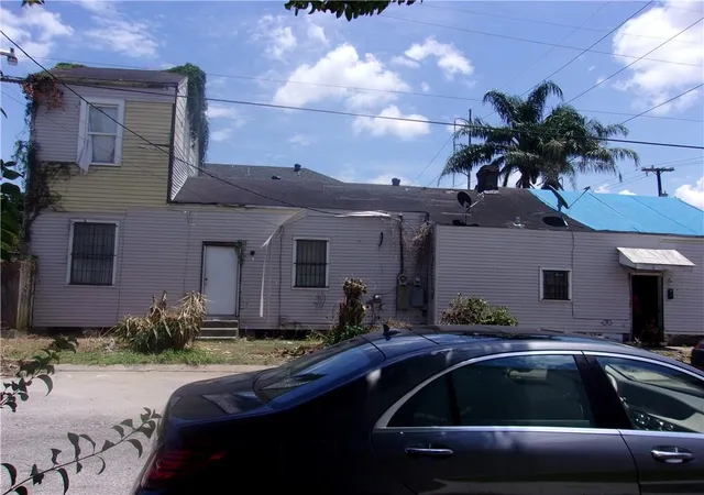Photo 4 of Single family home for sale at 3729 Annunciation St, New Orleans, LA 70115 | MLS# 2354670 | Listing updated on 2025-12-31