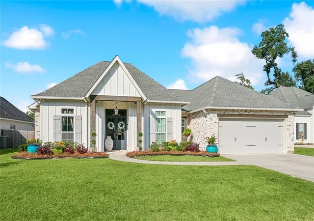 Photo 3 of Single family home for sale at 4073 Oak Bnd Ln, Madisonville, LA 70447 | MLS# 2496521 | Listing updated on 2026-04-14