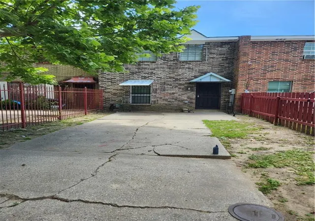 Townhouse for sale at 5913 Beechcraft St, New Orleans, LA 70126 | MLS# 2499438