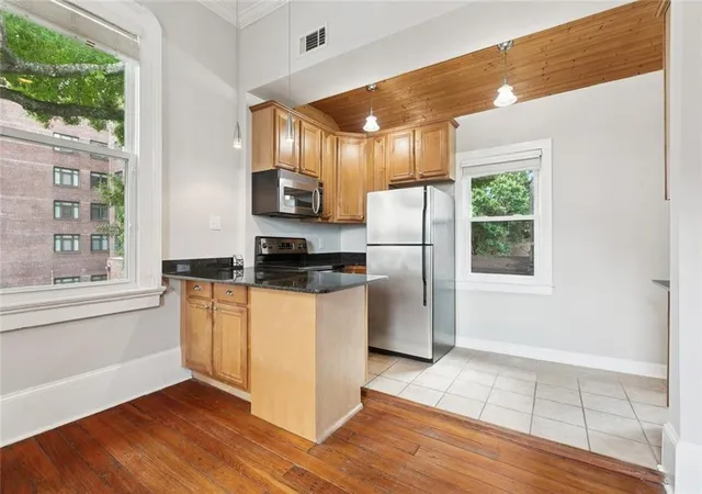 5th image of 2222 Carondelet St, New Orleans, LA 70130