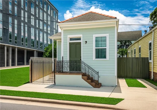 Photo 2 of Single family home for sale at 528 S Rocheblave St, New Orleans, LA 70119 | MLS# 2515880 | Listing updated on 2026-07-29