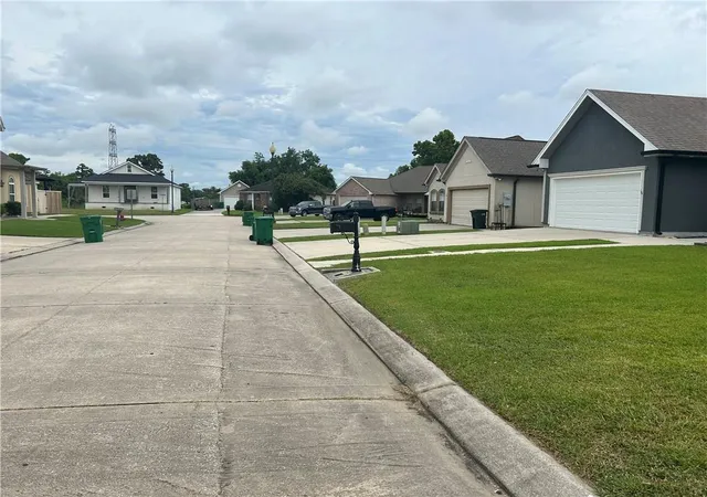 3rd image of 18 Mary Ann Pl, Gretna, LA 70053 | MLS# 2516746