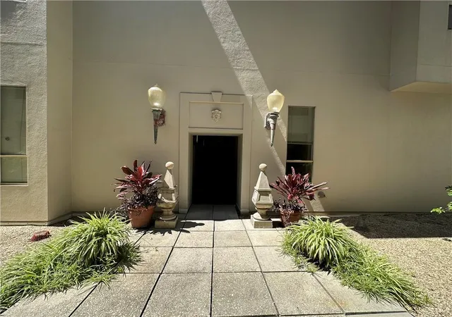 2nd image of 330 Julia St, New Orleans, LA 70130