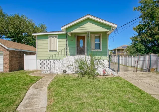 Homes for sale in New Orleans, LA | 2561 New York St, New Orleans, LA 70122 | MLS# 2521081