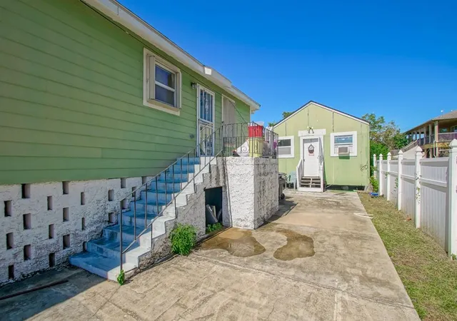 Homes for sale in New Orleans, LA | 2561 New York St, New Orleans, LA 70122 | MLS# 2521081