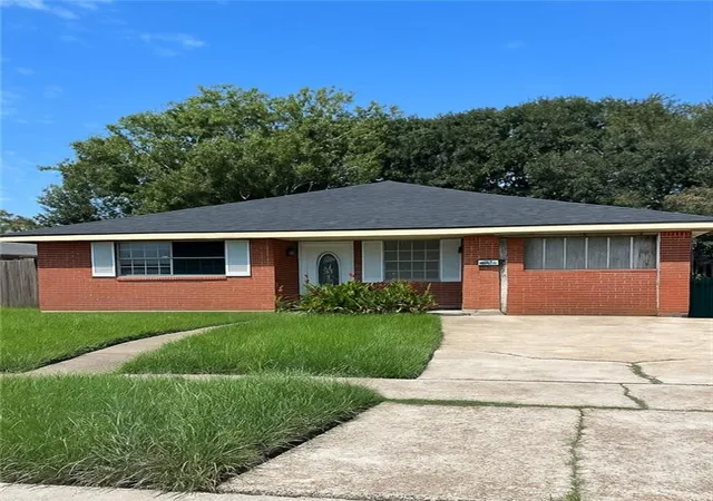 Single family home for sale at 748 Grinell Pl, Gretna, LA 70056 | MLS# 2524393 | Listing updated on 2025-10-28