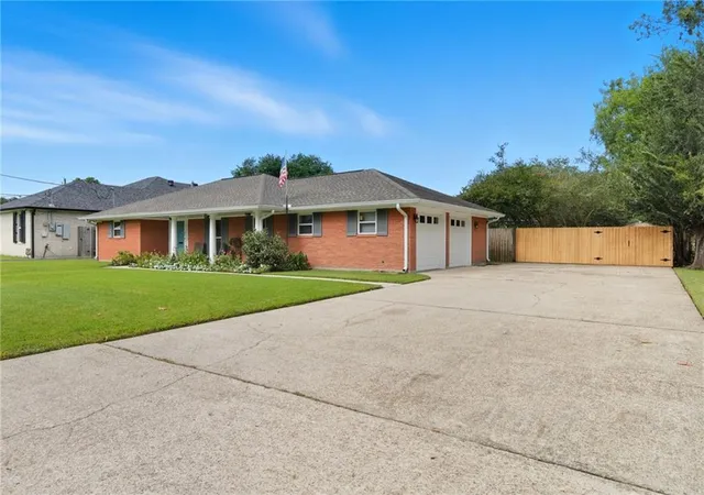 Photo 2 of Single family home for sale at 134 Vogt Dr, Belle Chasse, LA 70037 | MLS# 2525494 | Listing updated on 2026-01-05
