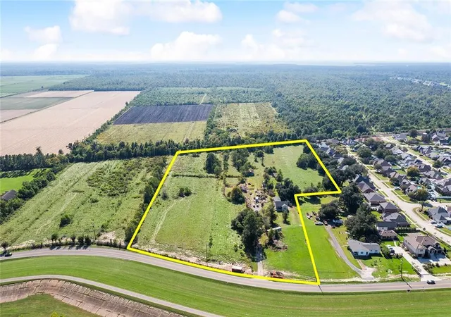 Homes for sale in Hahnville, LA | 14341 River Rd, Hahnville, LA 70057 | MLS# 2526033