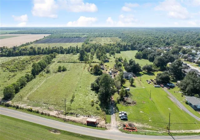 Homes for sale in Hahnville, LA | 14341 River Rd, Hahnville, LA 70057 | MLS# 2526033