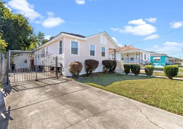 Homes for sale in New Orleans, LA | 2658 New York St, New Orleans, LA 70122 | MLS# 2529299