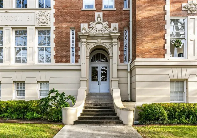 2nd image of 800 N Rendon St, New Orleans, LA 70119