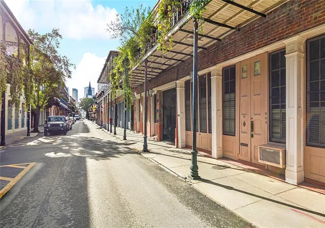 3rd image of 933 Chartres St, New Orleans, LA 70129