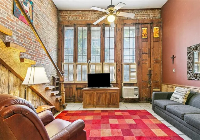 5th image of 933 Chartres St, New Orleans, LA 70129