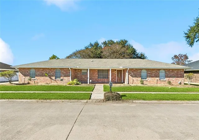 Homes for sale in La Place, LA | 2165 Colonial Dr, La Place, LA 70068 | MLS# 2535150
