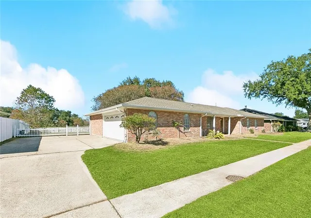 Homes for sale in La Place, LA | 2165 Colonial Dr, La Place, LA 70068 | MLS# 2535150