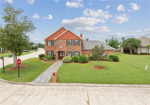 3rd image of 2 Squirewood Ct, Harvey, LA 70058 | MLS# 2536478