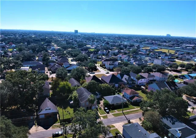Photo 3 of Sale Pending at 260 W Robert E Lee Blvd, New Orleans, LA 70124 | MLS# 2537078 | Listing updated on 2026-07-15
