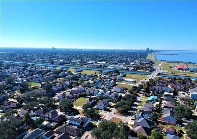 Photo 4 of Sale Pending at 260 W Robert E Lee Blvd, New Orleans, LA 70124 | MLS# 2537078 | Listing updated on 2026-07-15