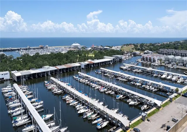 Homes for sale in New Orleans, LA | 300 Lake Marina Avenue, New Orleans, LA 70124 | Houzeo