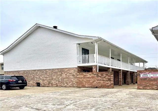 Homes for sale in Destrehan, LA | 58 Carriage Lane, Destrehan, LA 70047 | Houzeo
