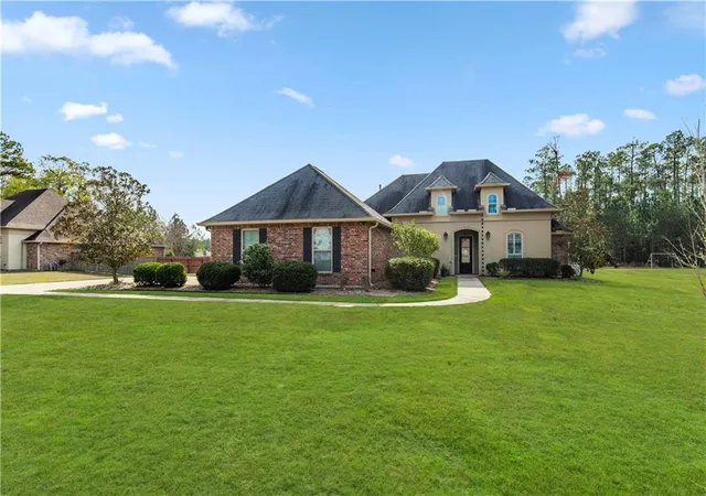 Homes for sale in Covington, LA | 402 Long Lake Dr, Covington, LA 70435 | MLS# 2533672