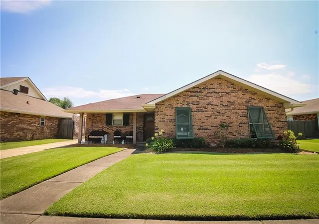 Homes for sale in Kenner, LA | 3328 Grandlake Blvd, Kenner, LA 70065 | MLS# 2537917