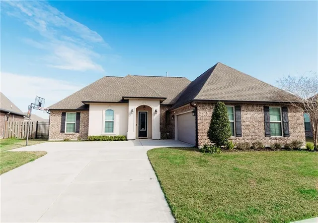 Homes for sale in Thibodaux, LA | 315 Royal Oak Blvd, Thibodaux, LA 70301 | MLS# 2537535