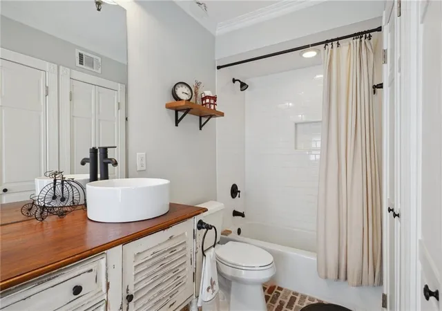 2nd image of 214 Chartres St, New Orleans, LA 70130