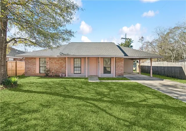Homes for sale in Ponchatoula, LA | 301 Cedar Ln, Ponchatoula, LA 70454 | MLS# 2539627