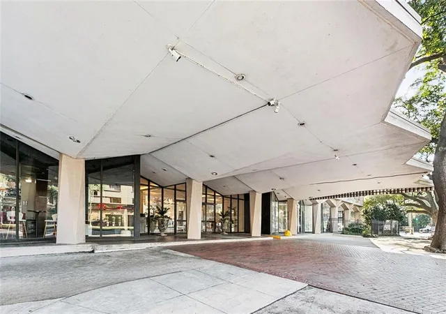 2nd image of 2100Th St Charles Ave, New Orleans, LA 70130