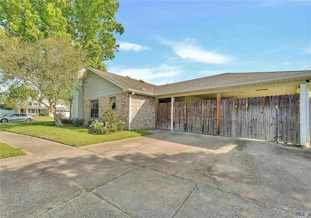 Homes for sale in Baton Rouge, LA | 759 Fountain View Dr, Baton Rouge, LA 70820 | MLS# 2540388