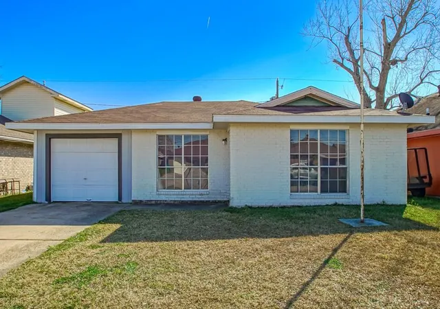 Homes for sale in La Place, LA | 2412 Williamsburg Dr, La Place, LA 70068 | MLS# 2542185