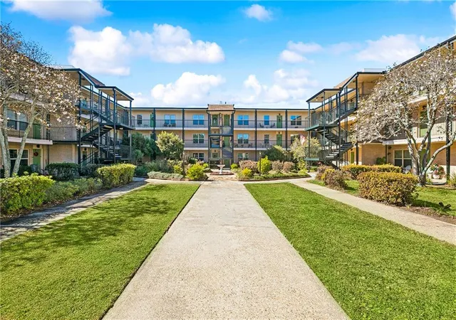 Homes for sale in Metairie, LA | 2700 Whitney Place, Metairie, LA 70002 | Houzeo