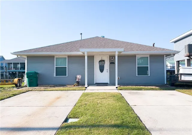 Single family home for sale at 4920 Fran Ln, Barataria, LA 70036 | MLS# 2542189