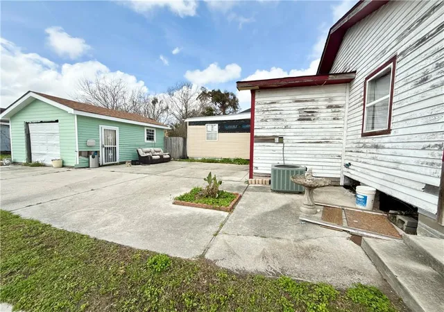 Homes for sale in New Orleans, LA | 3000 Mandeville St, New Orleans, LA 70122 | MLS# 2543716
