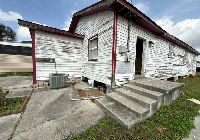 Homes for sale in New Orleans, LA | 3000 Mandeville St, New Orleans, LA 70122 | MLS# 2543716