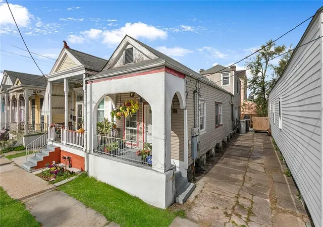 1st image of 2755 Palmyra St, New Orleans, LA 70119 | MLS# 2543854