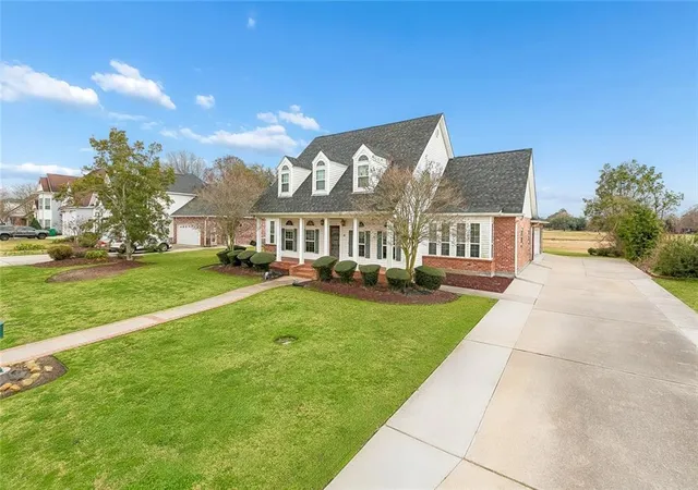 Homes for sale in Gretna, LA | 1304 Lake Louise Dr, Gretna, LA 70056 | MLS# 2543601