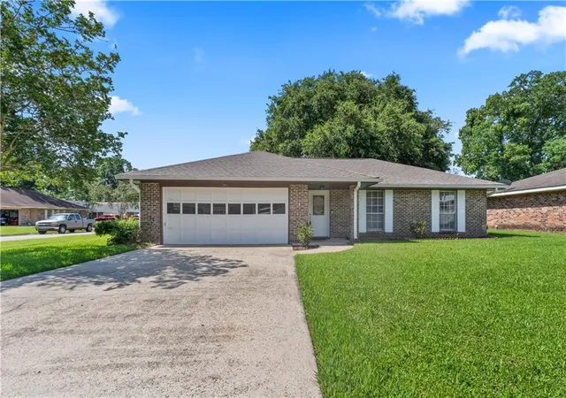 Homes for sale in Slidell, LA | 201 Darwin Dr, Slidell, LA 70458 | MLS# 2544344
