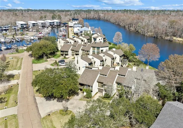 Listing Photo 5 - Condo for sale in building located at 106 Tchefuncte Oaks Dr, Mandeville, LA 70471 - Unit #106