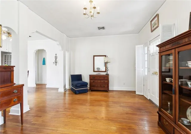 Photo 3 of Sale Pending at 403 Athania Pkwy, Metairie, LA 70001 | MLS# 2545106 | Listing updated on 2026-09-01