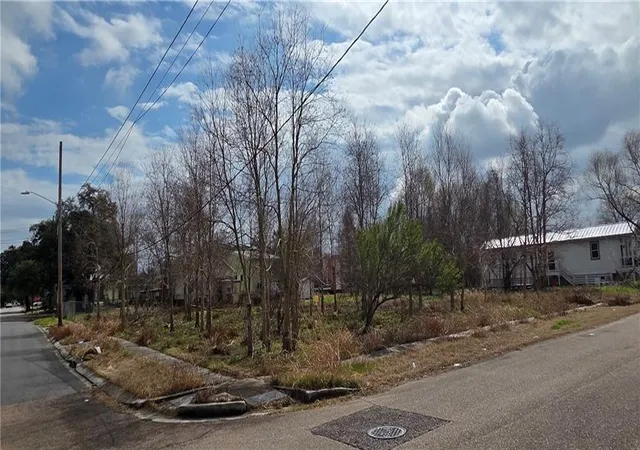 Photo 2 of Sale Pending at 2039 Deslonde St, New Orleans, LA 70117 | MLS# 2545896 | Listing updated on 2026-10-05