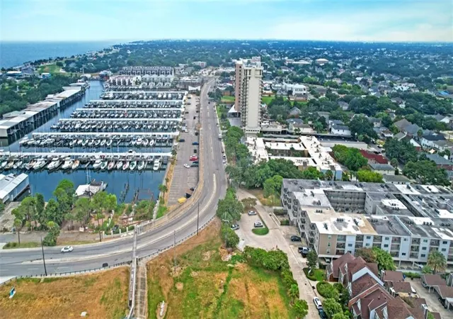 2nd image of 500 Lake Marina Ave, New Orleans, LA 70124