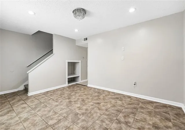 Listing Photo 4 - Condo for sale in building located at 1617 Newport Pl, Kenner, LA 70065 - Unit #29