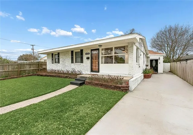 Homes for sale in Metairie, LA | 6208 Cummins St, Metairie, LA 70003 | MLS# 2546111
